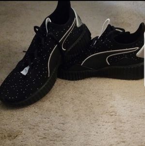 Puma womens tennis shoes like new